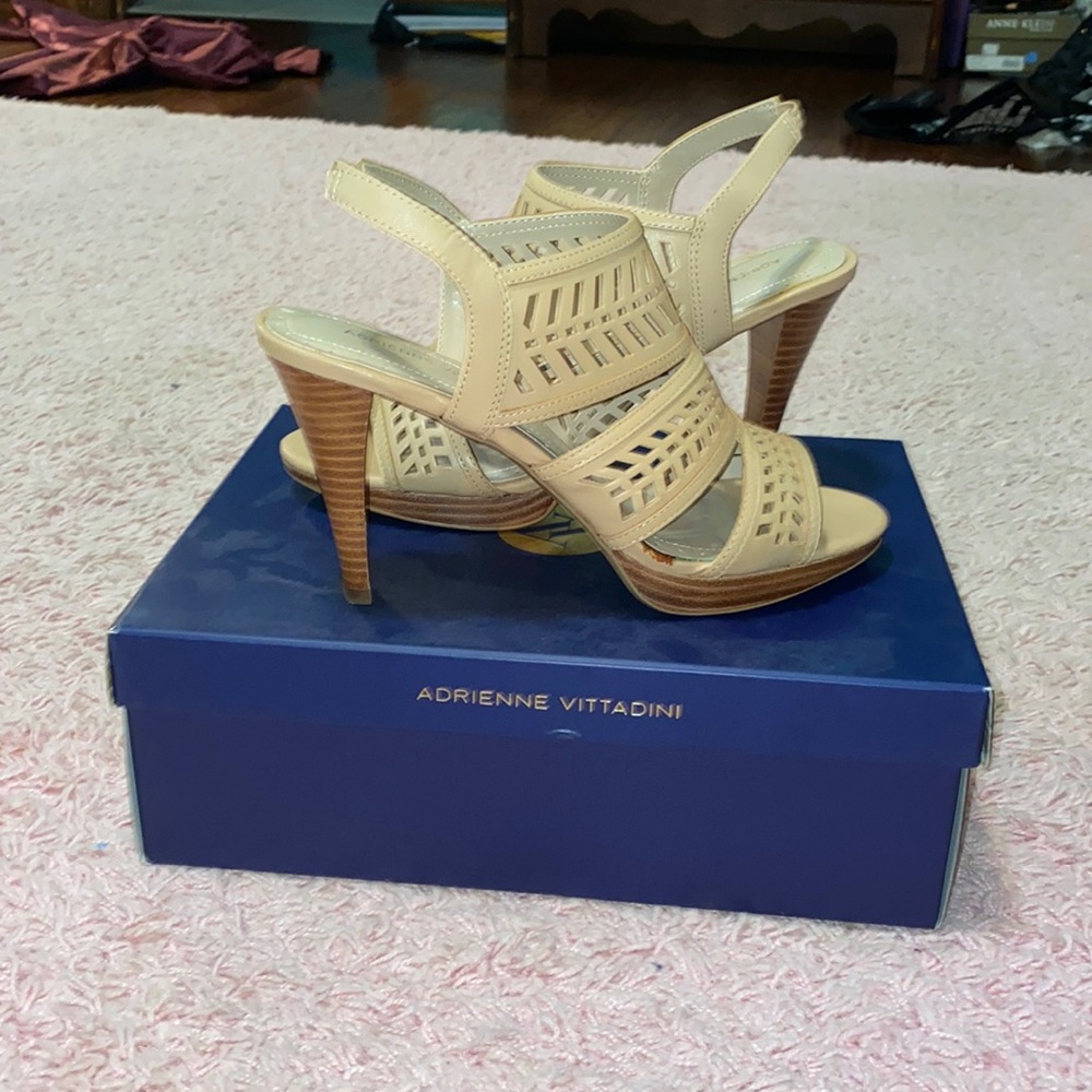 Heels, Tan, never worn, cute design.